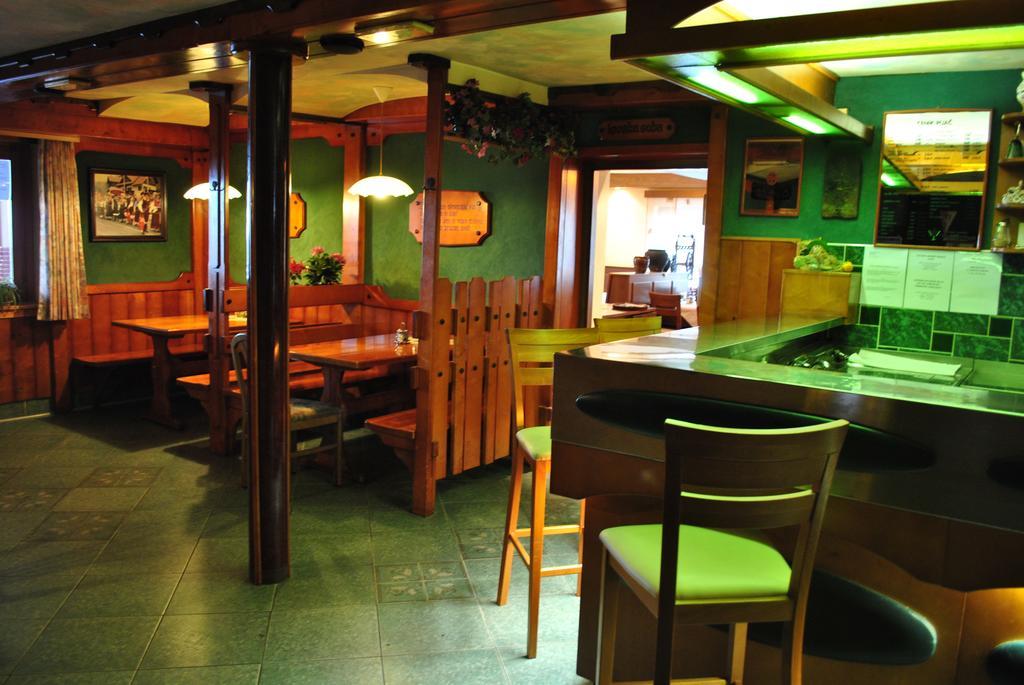 Pri Vidrgarju Hotel Vace Екстериор снимка